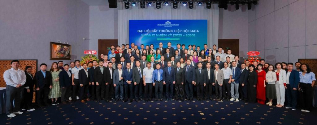 Các đại biểu chụp hình lưu niệm, thể hiện sự đoàn kết của Ban Chấp hành nhiệm kỳ IX.