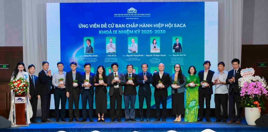 Ông Nguyễn Lâm Thảo – Đại diện ONETECH ASIA nhận kỷ niệm chương từ Ban tổ chức.