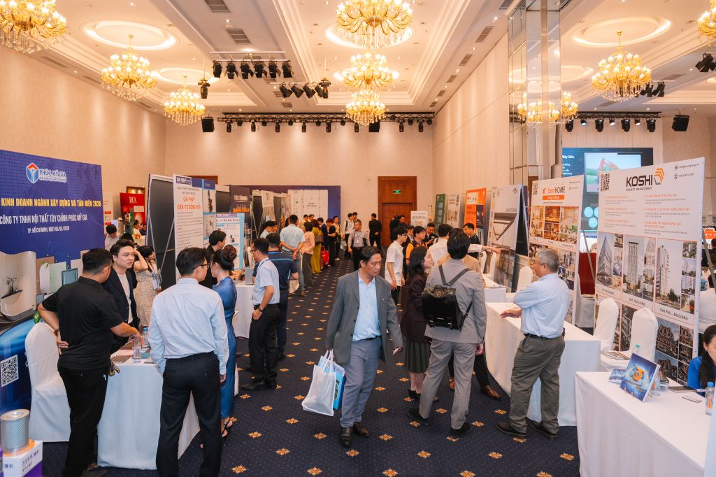 Khách hàng tấp nập tham quan, tư vấn và trải nghiệm các gian hàng tại sự kiện