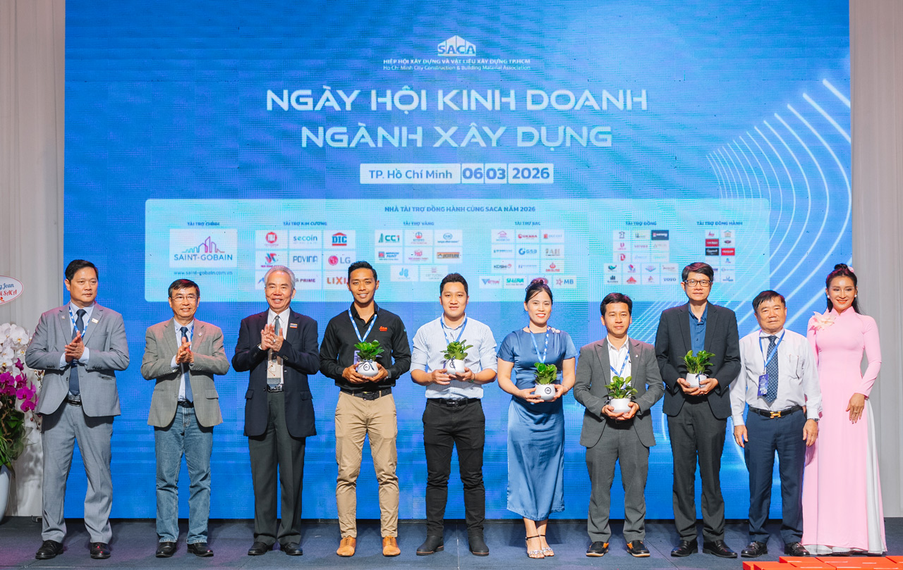 Ông Nguyễn Lâm Thảo (Người thứ 3 từ bên phải qua) CEO ONETECH ASIA là một trong năm công ty tham gia phát biểu tại sự kiện nhận phần quà từ ban tổ chức.